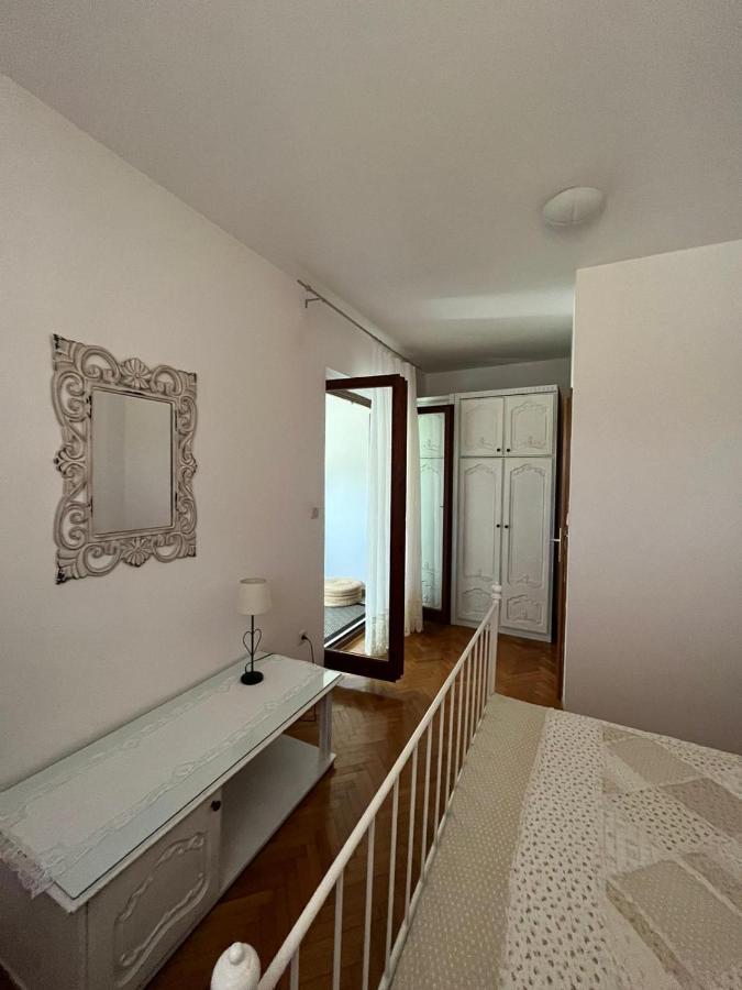 Apartment With Swimming Pool Jelsa  Exterior foto