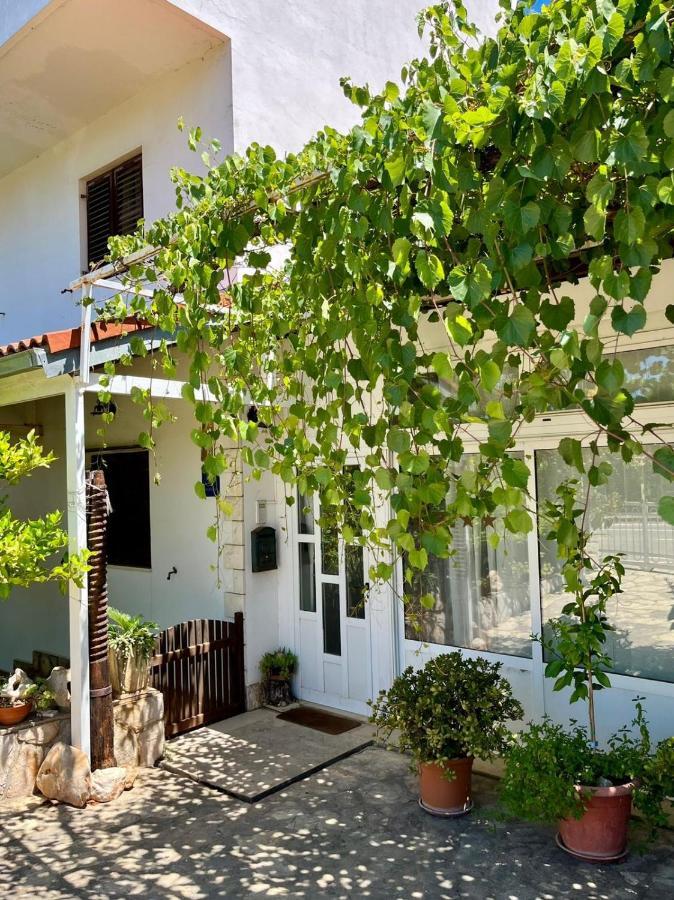 Apartment With Swimming Pool Jelsa  Exterior foto